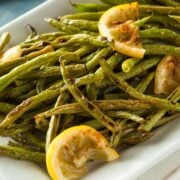air fryer green beans served with lemon slices